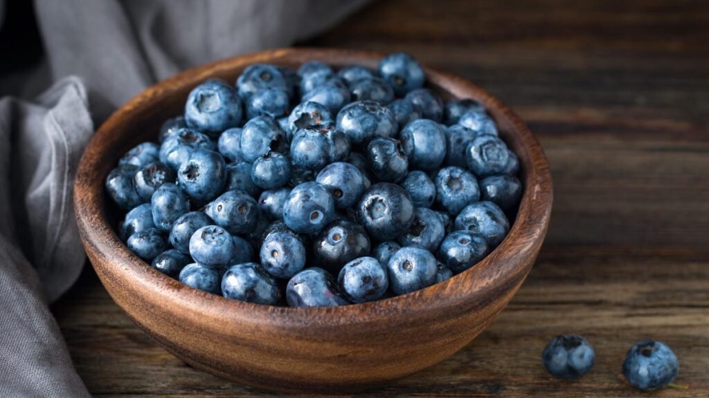A bowl of blueberries