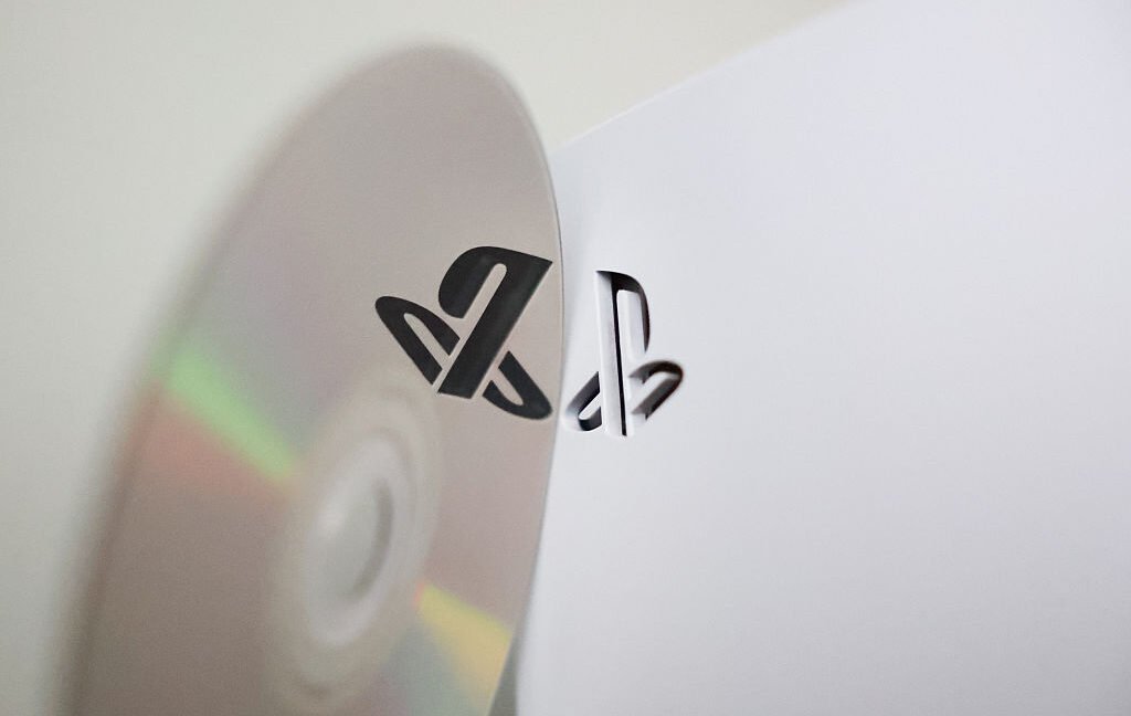 Sony acknowledges backlash, “cautiously” moves ahead with end of PlayStation discs Physical disc and PlayStation 5 console are seen in this illustration photo