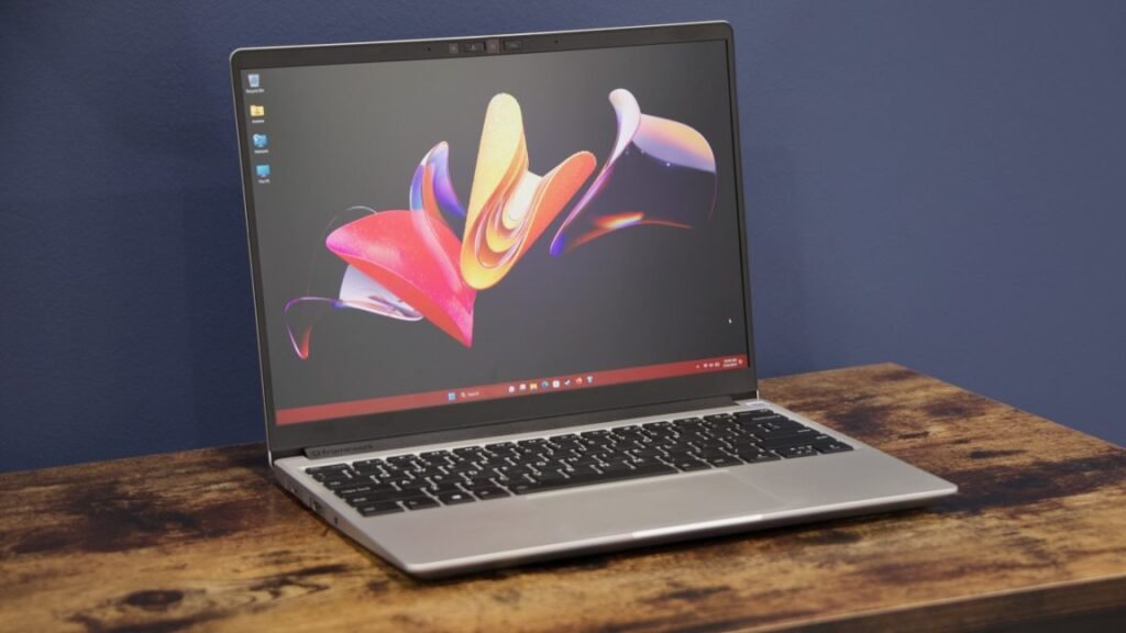 Framework Laptop 13 on a desk.