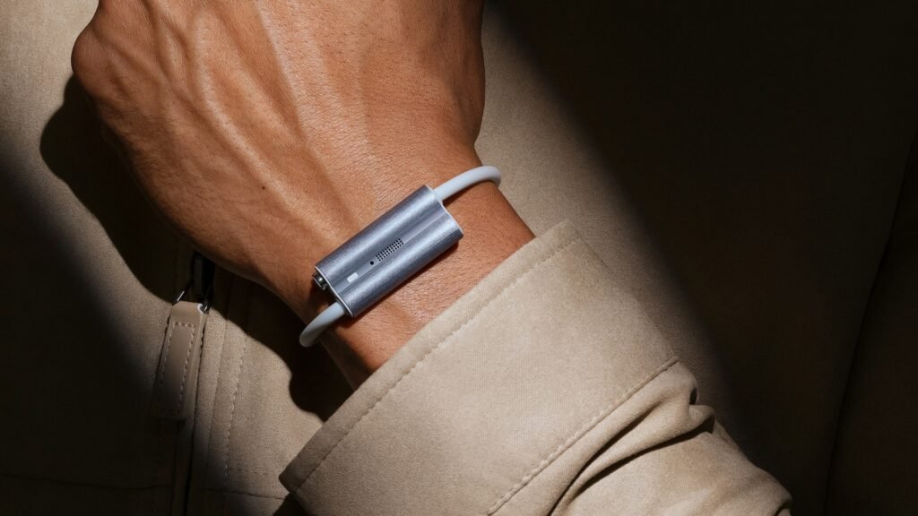 The Luffu Link wearable on a wrist in the sterling blue shade.