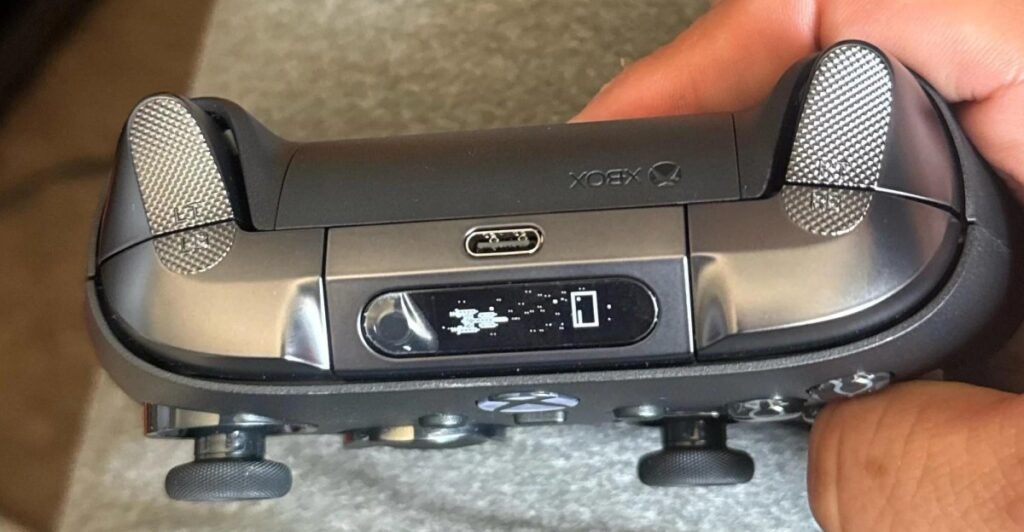 Xbox Elite 3 prototype pad leaks with tiny built-in screen