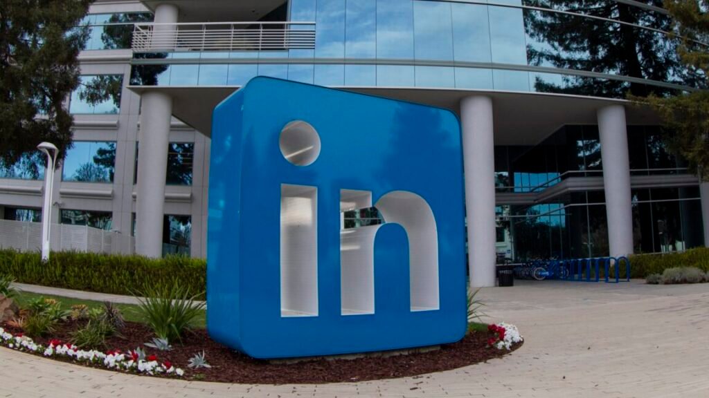 LinkedIn beats “BrowserGate” lawsuits over scanning users’ Chrome extensions A large sculpture with LinkedIn's logo is displayed outside the company's headquarters building.