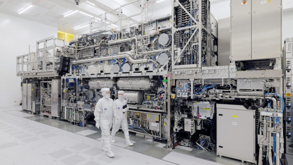 Top chipmakers embrace ASML’s $400M machines, agree to crucial chipmaking change